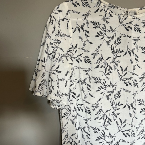 Women's Flutter Short Sleeve Top - A New Day Medium, Black & White Floral - Picture 3 of 5
